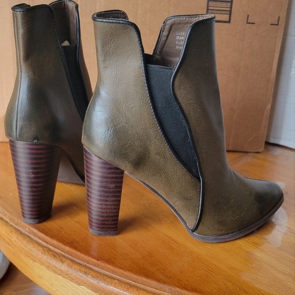 Penny Loves Kenny 7M Tumbled Olive Green Slip on heeled boots - Picture 1 of 9